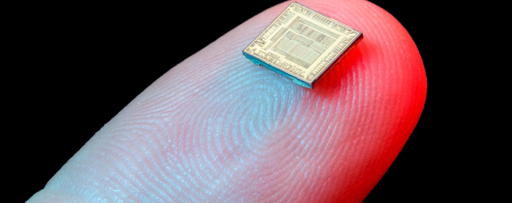 Ez már nem sci-fi: chipet ültetnek a munkavállalókba