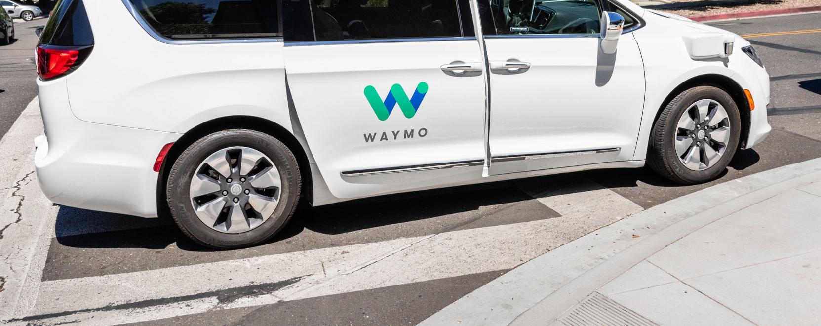Falják a mérföldeket a Waymo önvezető autói