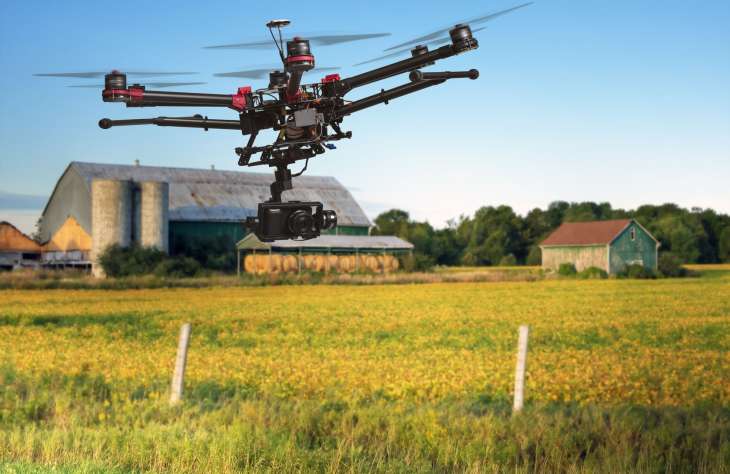 Drónok a termőföldek felett