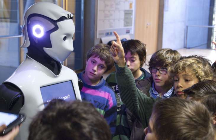 Robotok lépnek katedrára egy magániskolában