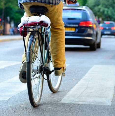Életeket menthet a biciklivel kommunikáló autó