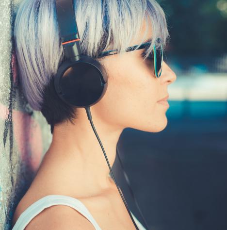 Törnek előre az okos fül- és fejhallgatók
