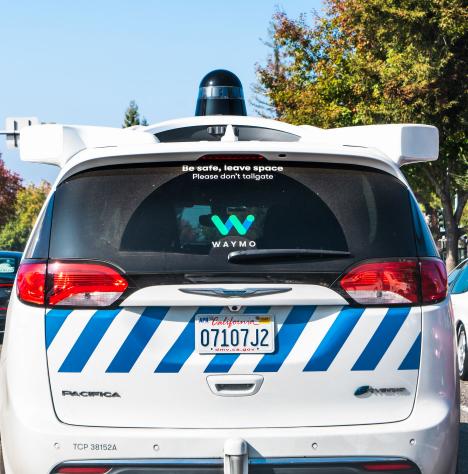 Újrakezdi a sofőr nélküli autók tesztelését a Waymo
